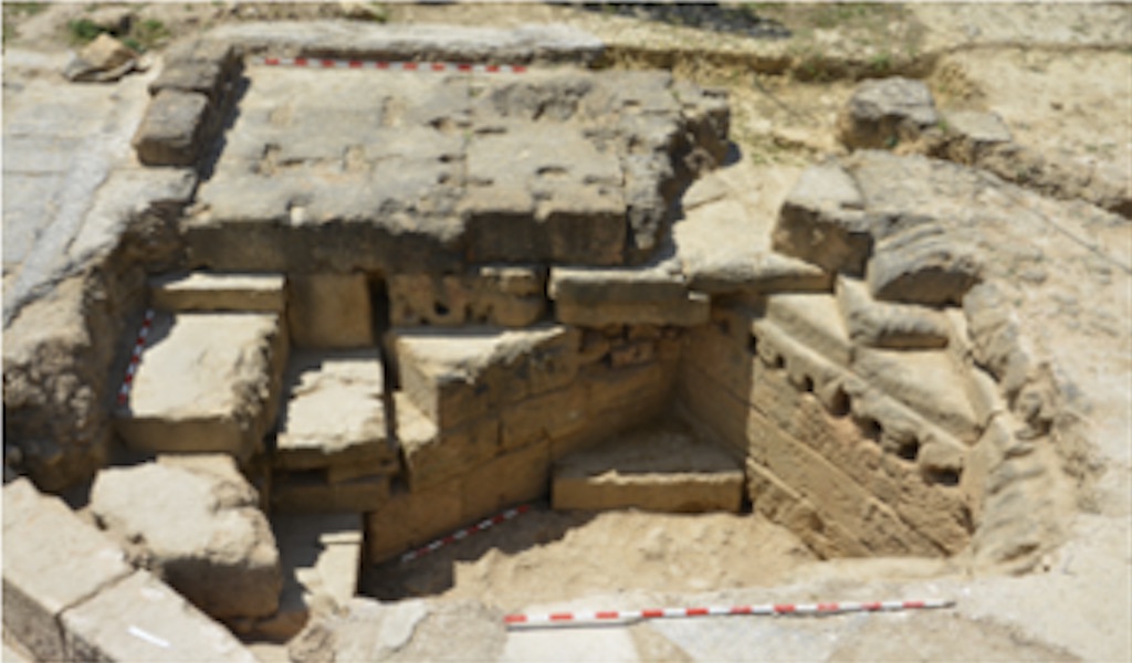 Vista desde el norte de las estructuras superpuestas de los templos A y B en la Zona 1 de Utica, © Proyecto Utica